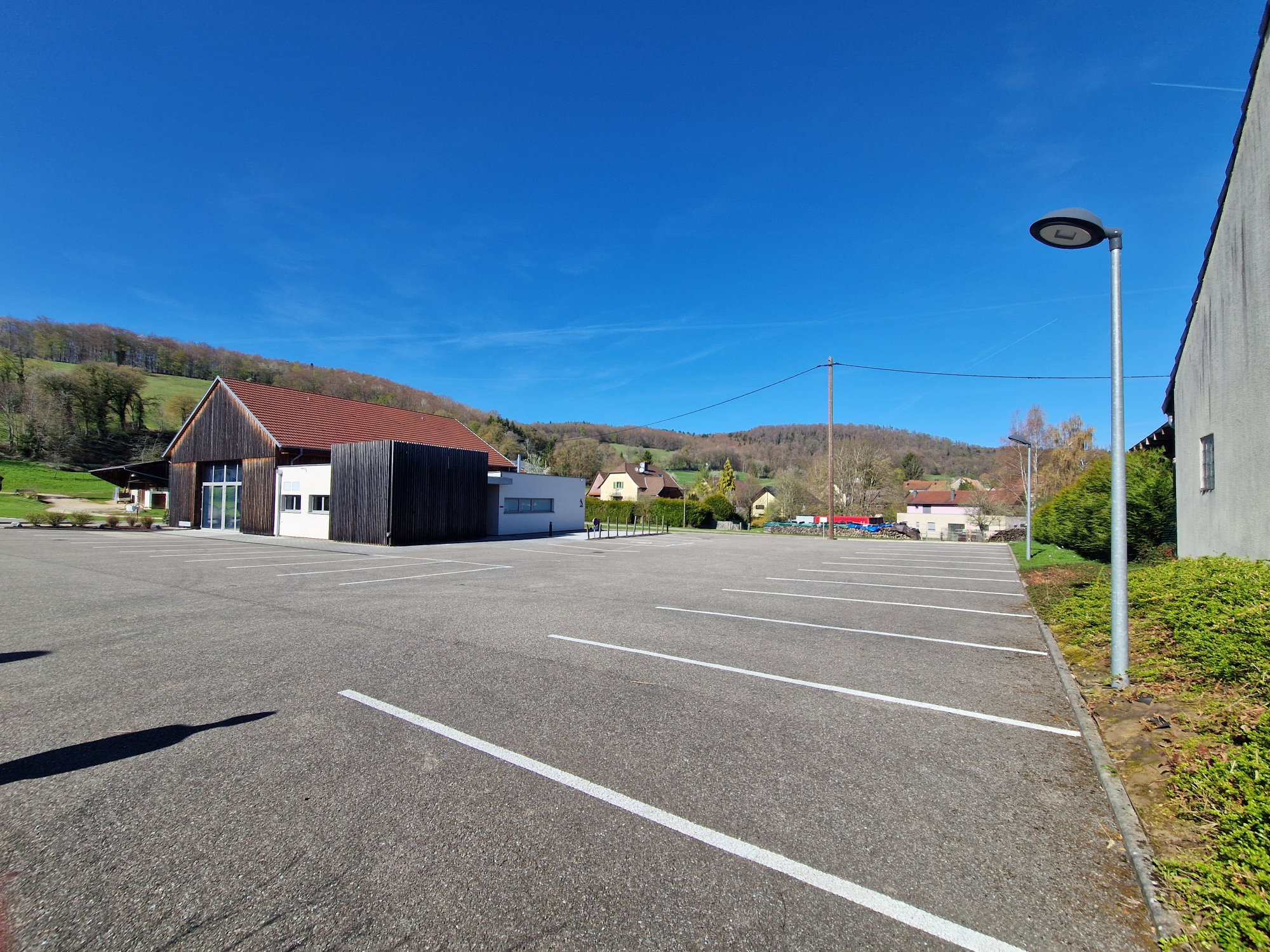Gros plan sur le parking